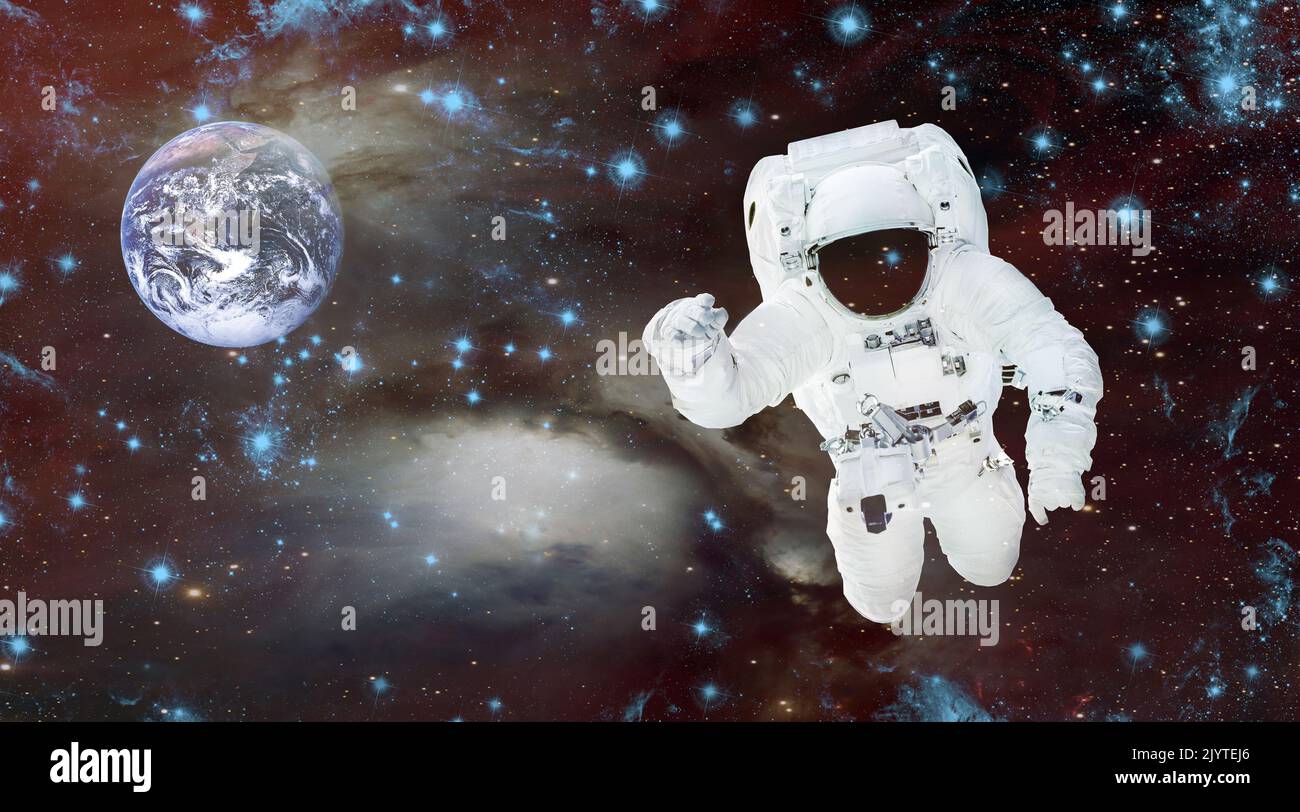 Astronaut in einem Raumanzügen im Weltraum. Spaceman auf dem Hintergrund des Planeten. Kosmische Landschaft. Gemischte Medien Stockfoto