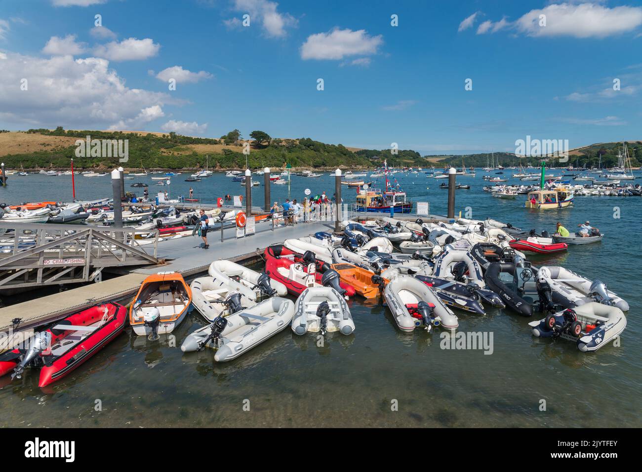 Aufblasbare Schlauchboote auf dem Ponton in Whitestrand in der Stadt Salcombe, Devon, Großbritannien Stockfoto
