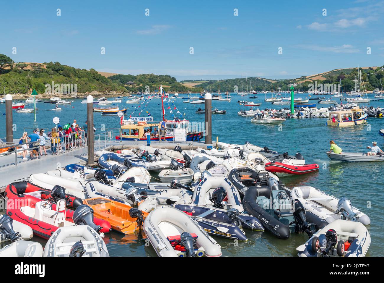 Aufblasbare Schlauchboote auf dem Ponton in Whitestrand in der Stadt Salcombe, Devon, Großbritannien Stockfoto
