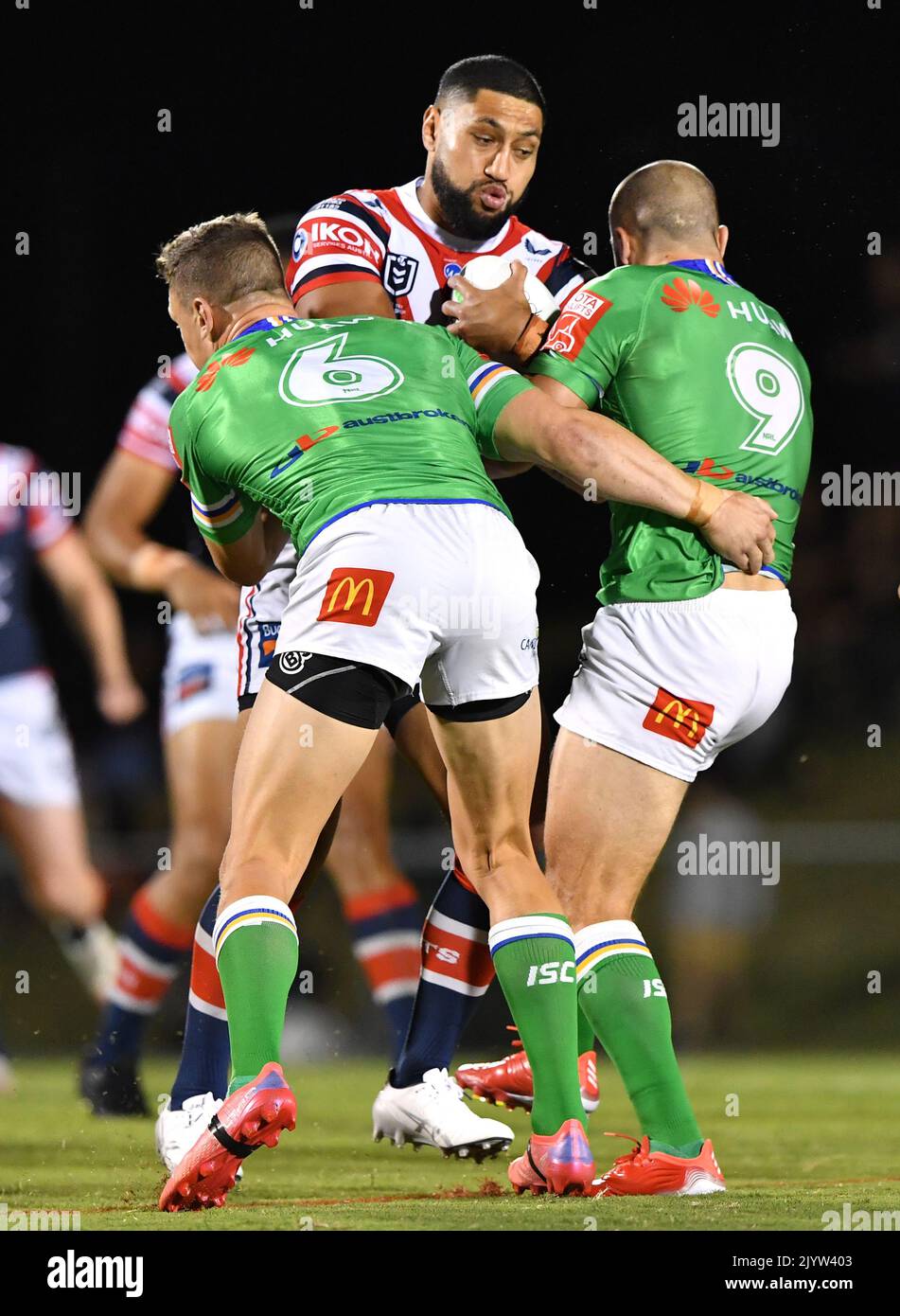 Isaac Liu (Mitte) von den Roosters wird von Jack Wighton (links) und Josh Hodgson (rechts) von den Raiders während des Rundenmatches 25 NRL zwischen den Canberra Raiders und den Sydney Roosters im BB Print Stadium in Mackay, Donnerstag, 2. September 2021, angegangen. (AAP IMAGE/DARREN ENGLAND) KEINE ARCHIVIERUNG, NUR REDAKTIONELLE VERWENDUNG ** AUSSCHLIESSLICH REDAKTIONELLE VERWENDUNG, KEINE KOMMERZIELLE NUTZUNG, KEINE BÜCHER ** Stockfoto
