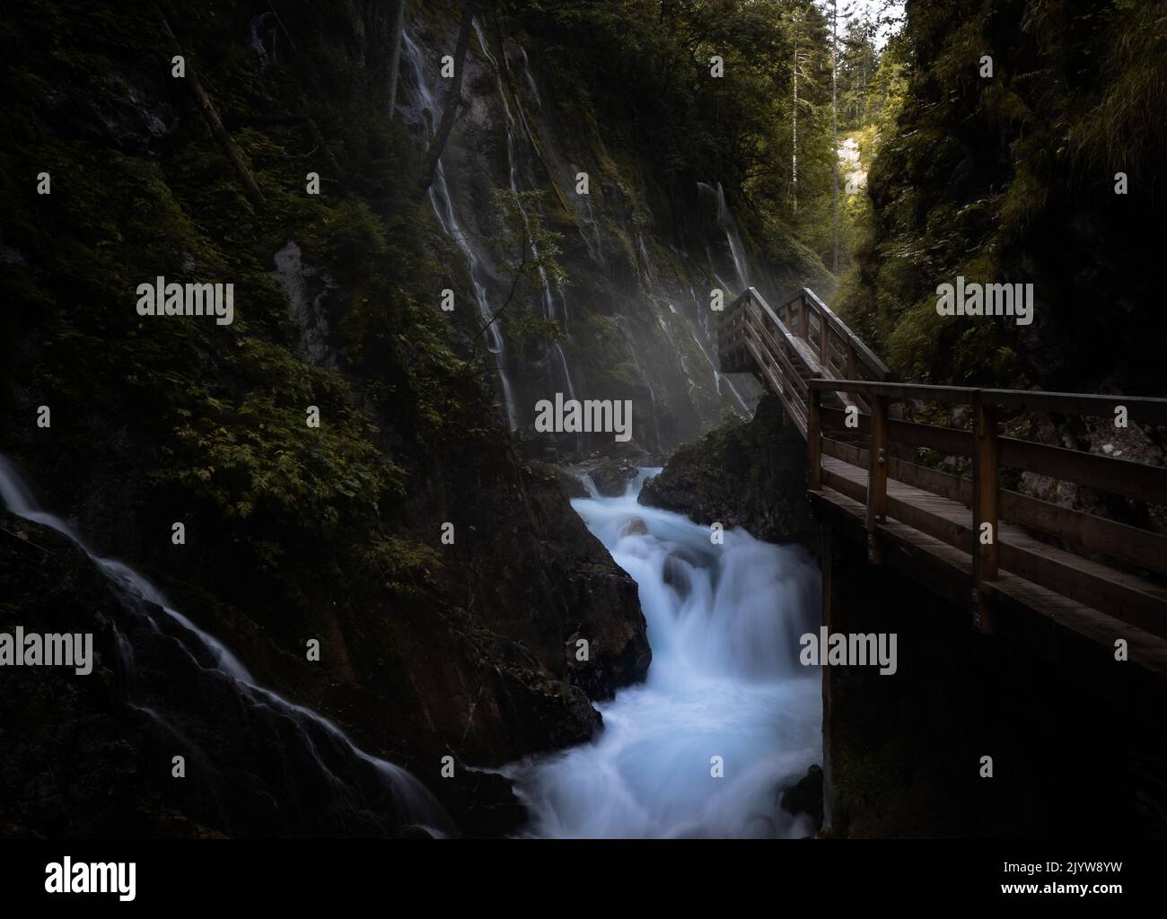 Geheimnisvoller Wasserfall in den deutschen alpen Stockfoto