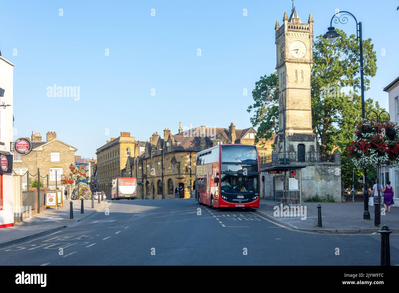 14. Century Salisbury Clock Tower und lokaler Bus, Fisherton Street, Salisbury, Wiltshire, England, Vereinigtes Königreich Stockfoto