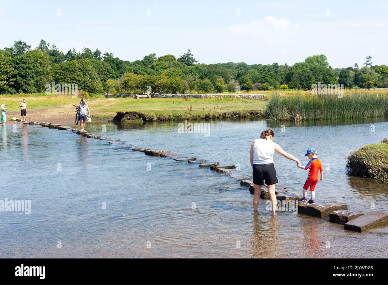 Die Stepping Stones über dem Fluss Ewenny, Ogmore Castle, Ogmore, Vale of Glamorgan (Bro Morgannwg), Wales (Cymru), Vereinigtes Königreich Stockfoto