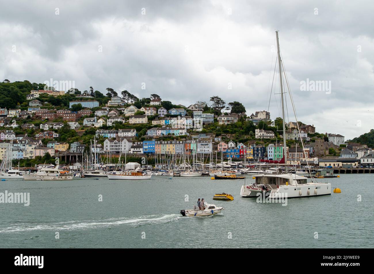 Dartmouth, Devon, Großbritannien. 25.. Juli 2022. Die hübsche Stadt Dartmouth am Flussufer liegt am Western Bank der Mündung am Ufer des River Dart in Devon. Quelle: Maureen McLean/Alamy Stockfoto