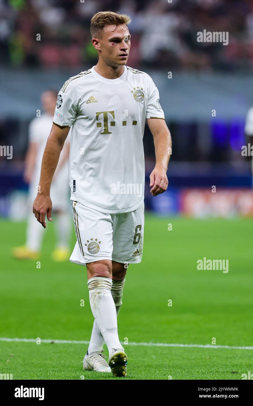 Mailand, Italien. 07. September 2022. Joshua Kimmich vom FC Bayern Munchen blickt auf das UEFA Champions League 2022/23 Gruppenspiel der Gruppe C zwischen dem FC Internazionale und dem FC Bayern Munchen im Giuseppe-Meazza-Stadion in Mailand. Endergebnis Internazionale 0 - 2 Bayern München Credit: SOPA Images Limited/Alamy Live News Stockfoto