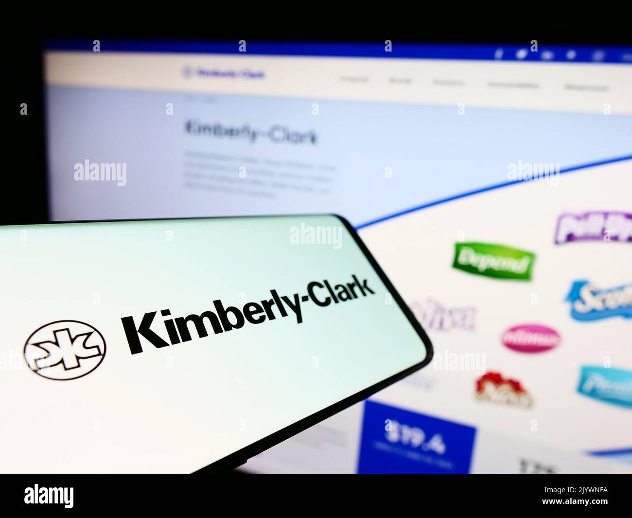 Mobiltelefon mit Logo des Körperpflegeunternehmens Kimberly-Clark Corporation auf dem Bildschirm vor der Business-Website. Konzentrieren Sie sich auf die Mitte des Telefondisplays. Stockfoto