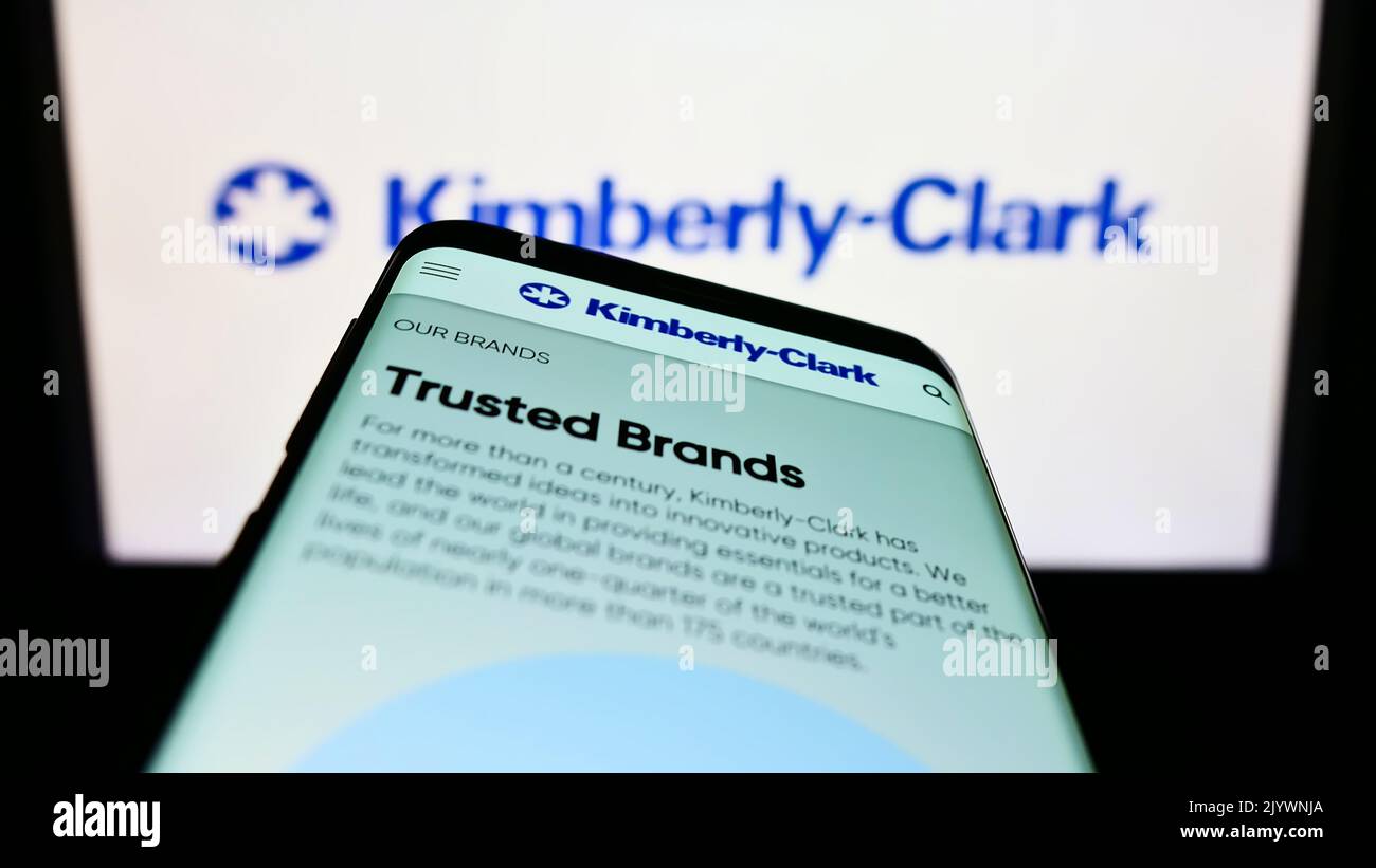 Mobiltelefon mit Website des Körperpflegeunternehmens Kimberly-Clark Corporation auf dem Bildschirm vor dem Logo. Konzentrieren Sie sich auf die obere linke Seite des Telefondisplays. Stockfoto