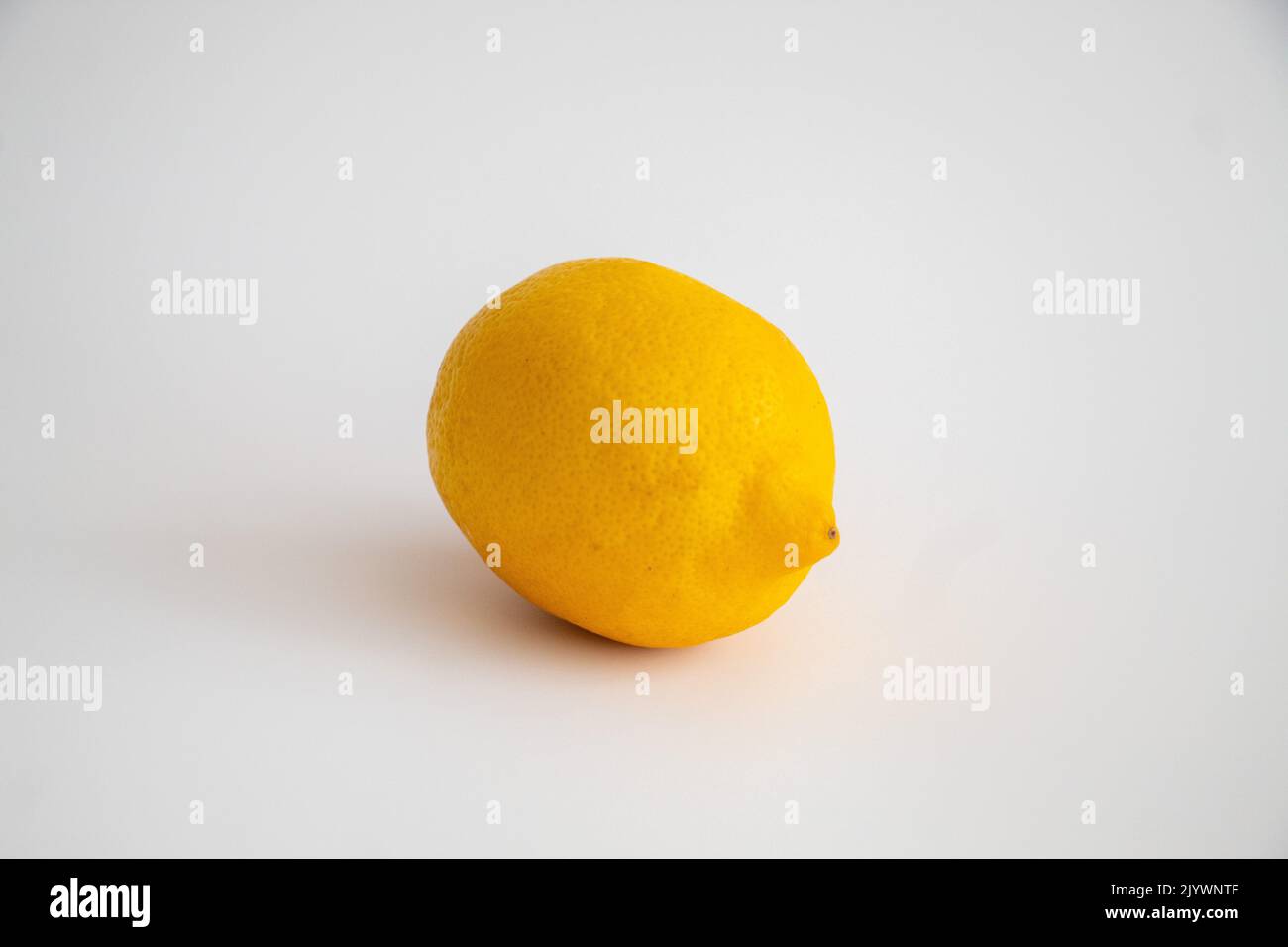 Zitrone auf dem isolierten weißen Hintergrund, selektiver Fokus, Rauscheffekt Stockfoto