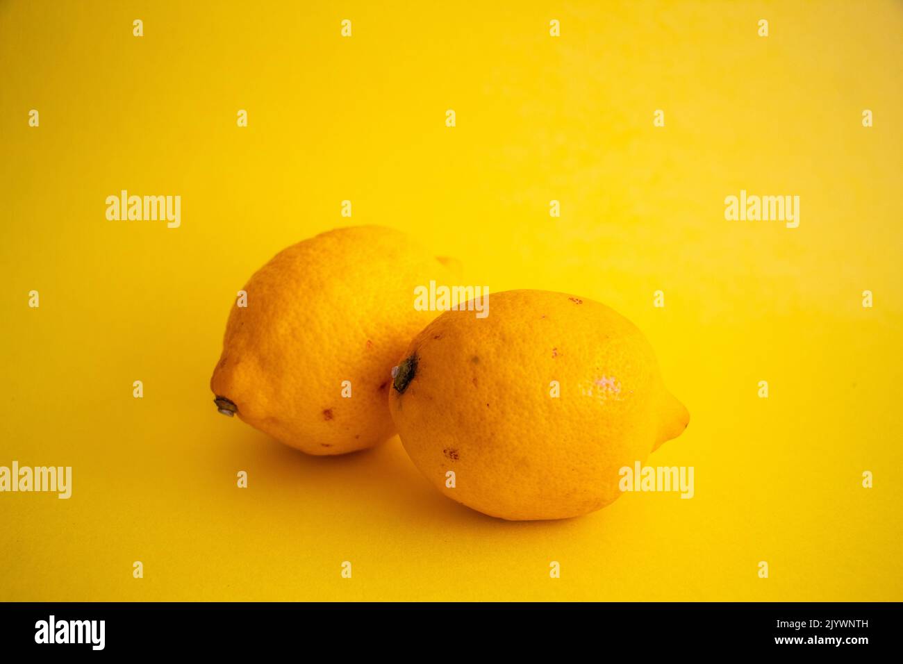 Zitronen auf dem isolierten gelben Hintergrund, selektiver Fokus, Rauscheffekt Stockfoto
