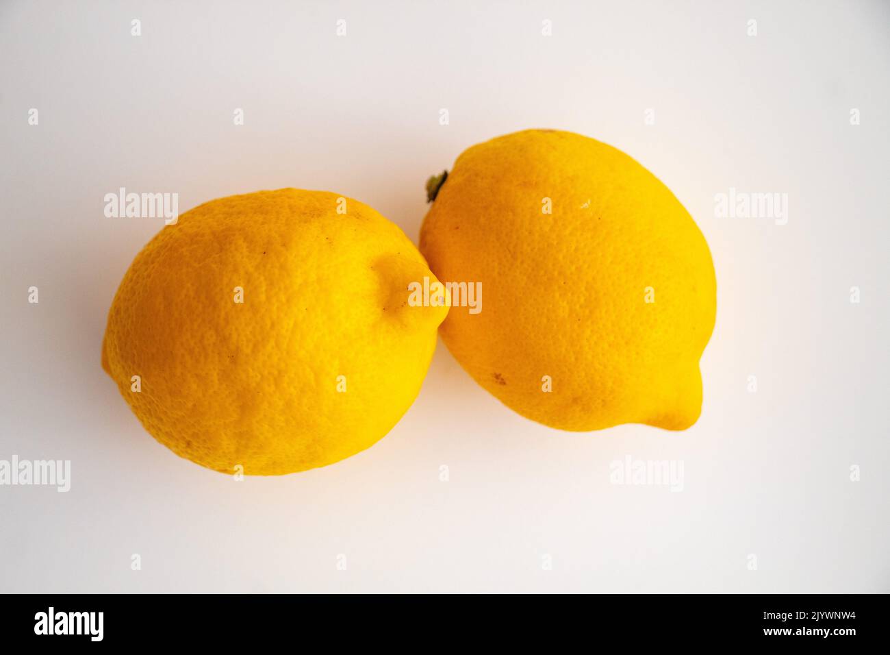 Zitronen auf dem isolierten weißen Hintergrund, selektiver Fokus, Rauscheffekt Stockfoto