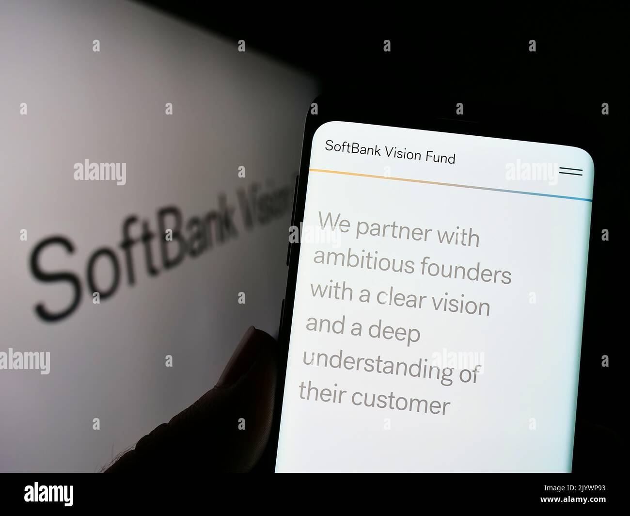 Person, die Mobiltelefon mit der Webseite des Risikokapitalfonds SoftBank Vision Fund auf dem Bildschirm vor dem Logo hält. Konzentrieren Sie sich auf die Mitte des Telefondisplays. Stockfoto