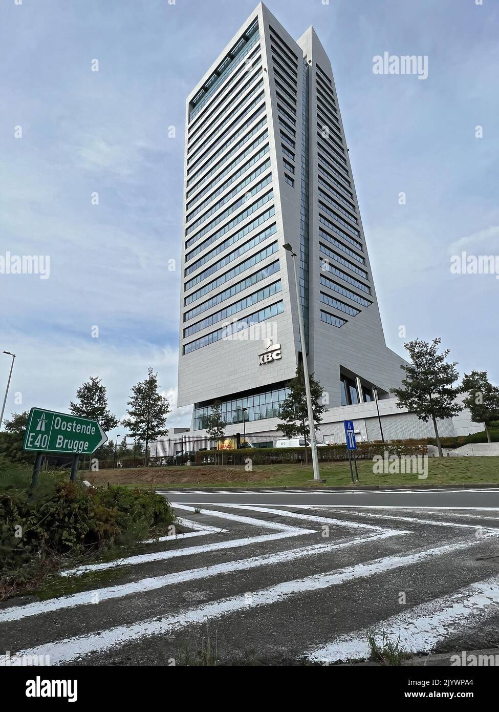 Gent, Oost-Vlaanderen, Belgien 09 22 2022 : Vertikale Ansicht des Wolkenkratzers der KBC-Zentrale vor blauem Himmel Stockfoto