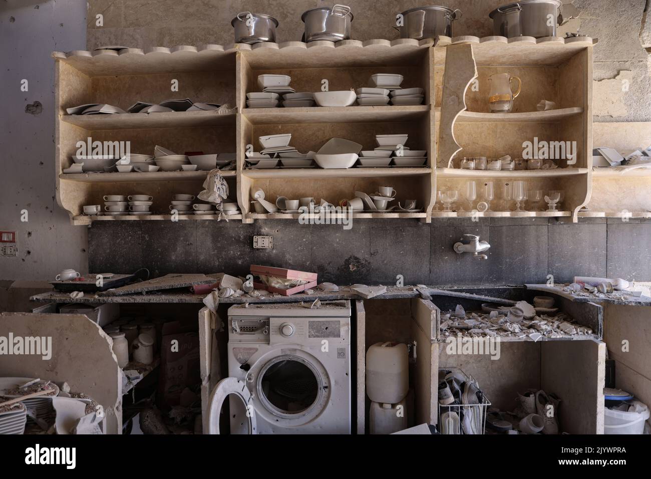 Hafsarjah, Syrien. 08. September 2022. Eine allgemeine Ansicht des beschädigten Eigentums in einem Gebäude, das durch einen russischen Luftangriff auf das Dorf Hafsarjah in der westlichen Landschaft des Gouvernements Idlib anvisiert wurde. Mindestens sieben Menschen wurden bei den Streiks, die auf einen Steinbruch und ein Haus abzielten, getötet und 15 weitere verletzt, teilte eine Überwachungsgruppe mit. Quelle: Anas Alkharboutli/dpa/Alamy Live News Stockfoto