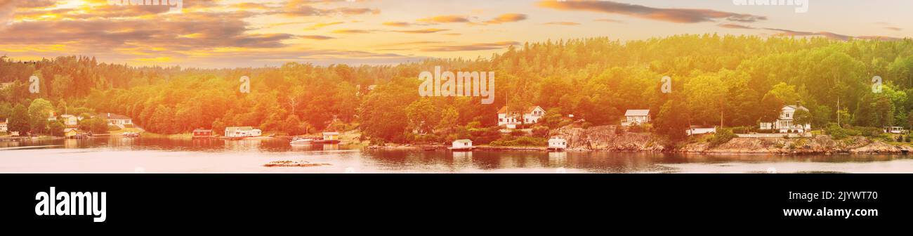 Panoramablick Auf Ferienhäuser In Sunny Day. Familienurlaub. Finnische Natur. Haus Am Flussufer. Reisekonzept. Festboot. Urlaub Finnland Stockfoto
