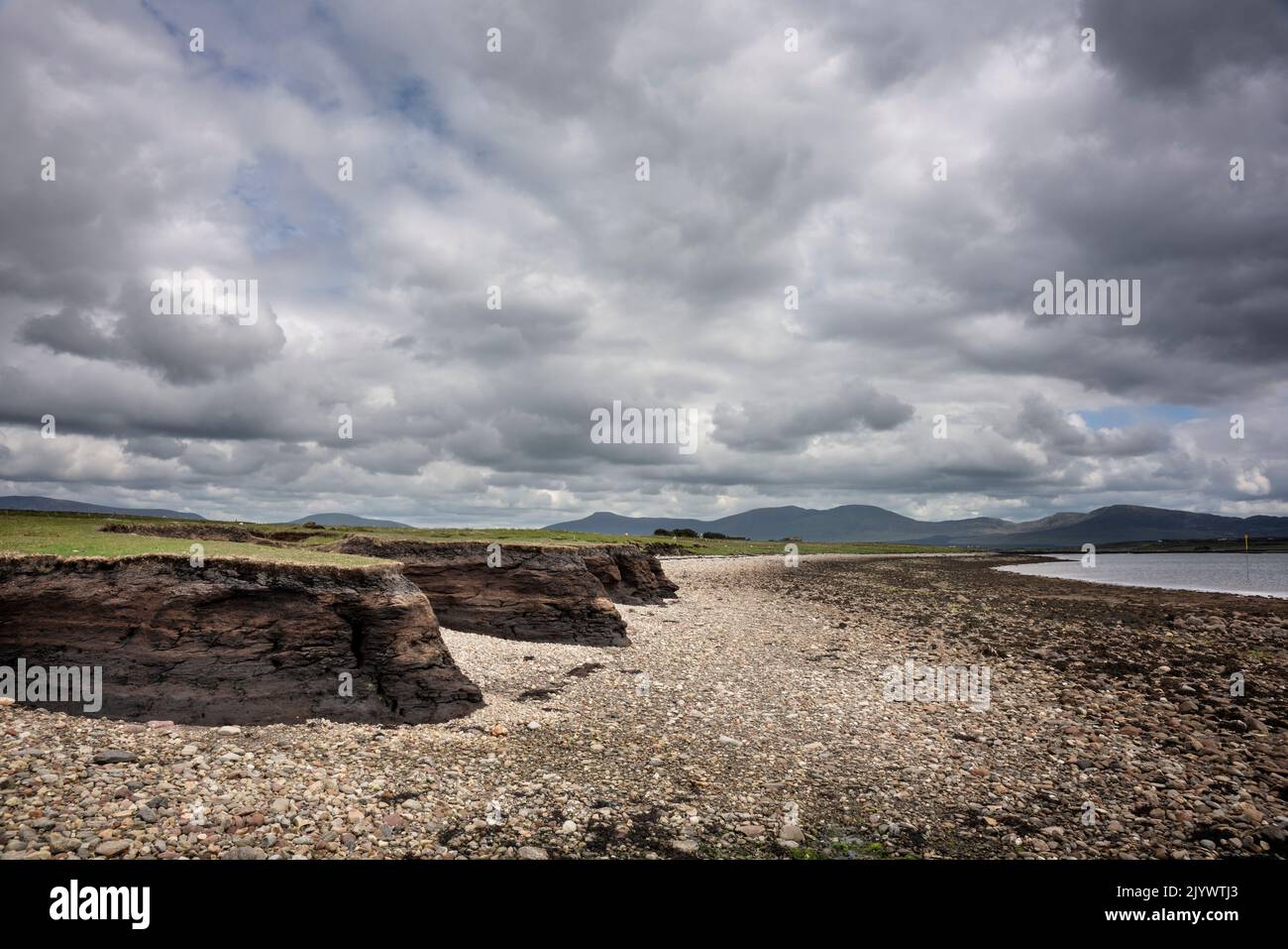 Torfboden, der vom Meer an der Küste von Nordwestirland weggespült wird. Stockfoto