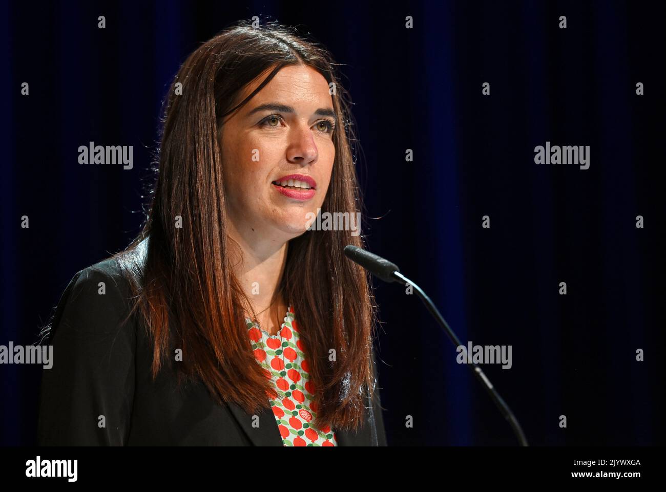 Erfurt, Deutschland. 08. September 2022. Der in Israel geborene Ravit Goldberg Möller spricht beim Einbürgerungsfest im Kaisersaal. Mehr als 100 neu eingebürgerte Menschen kamen zum Einbürgerungsfest, das seit elf Jahren regelmäßig gefeiert wird. Im vergangenen Jahr erhielten insgesamt 850 Männer und Frauen, die seit mehreren Jahren im Land leben, die deutsche Staatsbürgerschaft. Quelle: Martin Schutt/dpa/Alamy Live News Stockfoto