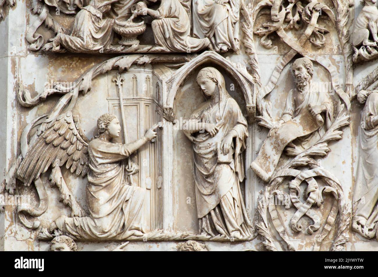 Die Verkündigung: Der Engel Gabriel erscheint der seligen Jungfrau Maria - Bas-Relief aus der 3. Säule - Fassade der Kathedrale von Orvieto - Umbrien Stockfoto