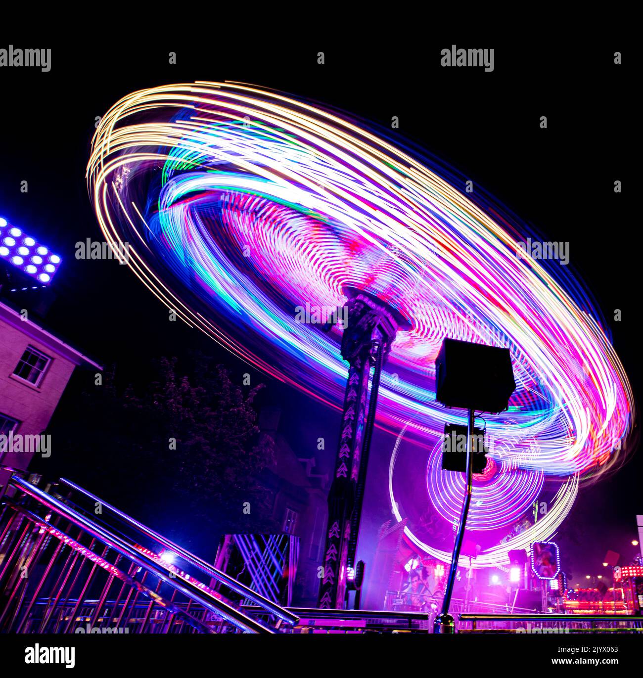 Die „Play Zone“-Fahrt auf der jährlichen Straßenmesse in St Giles, Oxford, mit Herzensanschlag. Stockfoto