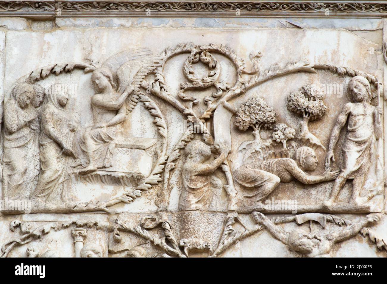 Auferstehung und Noli me tangere Szenen - Bas-Relief aus der 3. Säule (Neues Testament) - Fassade der Kathedrale von Orvieto - Umbrien - Italien Stockfoto