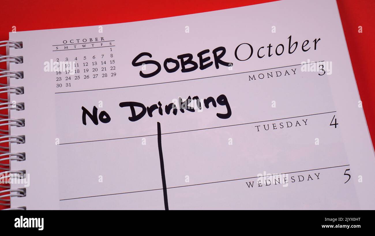 Nüchterner Oktober auf einem Kalender 2022 markiert. Der nüchterne Oktober ähnelt dem trockenen Januar. Es geht darum, 31 Tage lang Alkohol auszuschneiden, oft für wohltätige Zwecke. Stockfoto