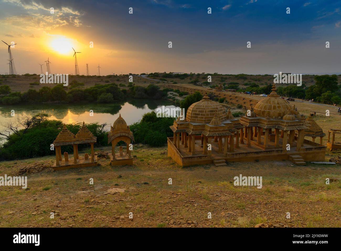 Schöner Sonnenuntergang bei Bada Bagh oder Barabagh, bedeutet Big Garden, ist ein Gartenkomplex in Jaisalmer, Rajasthan, Indien, Royal cenotaphs für Erinnerungen an Könige Stockfoto