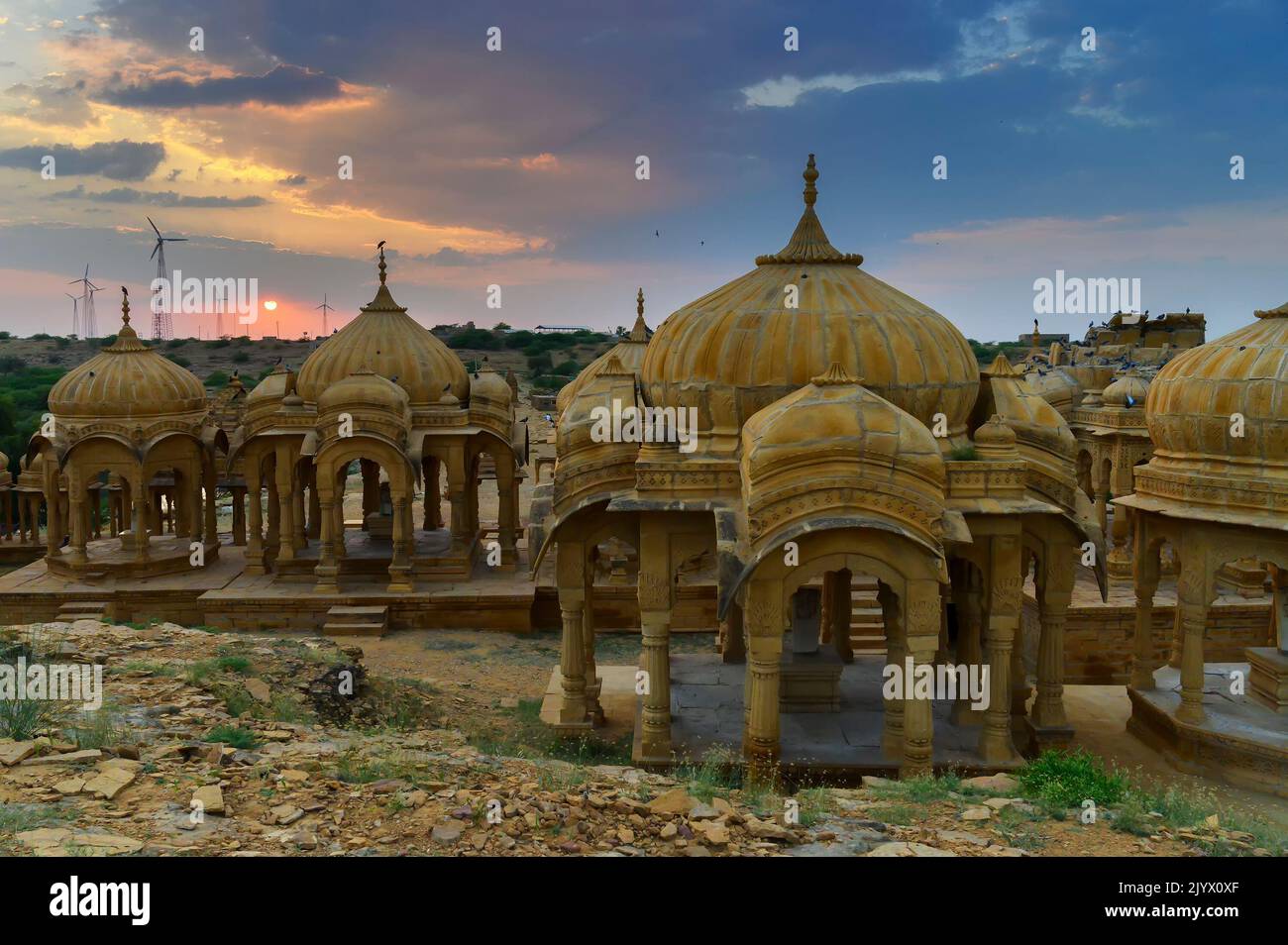 Bada Bagh oder Barabagh, bedeutet Big Garden, ist ein Gartenkomplex in Jaisalmer, Rajasthan, Indien, für Royal cenotaphs von Maharajas oder Könige von Jaisalmer. Stockfoto