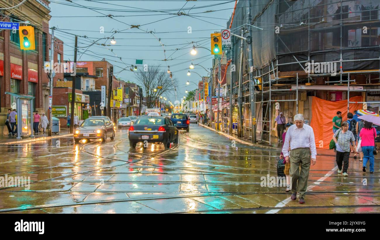 Menschen im Regen in der Stadt Toronto. Sturmwetter am Nachmittag Stockfoto