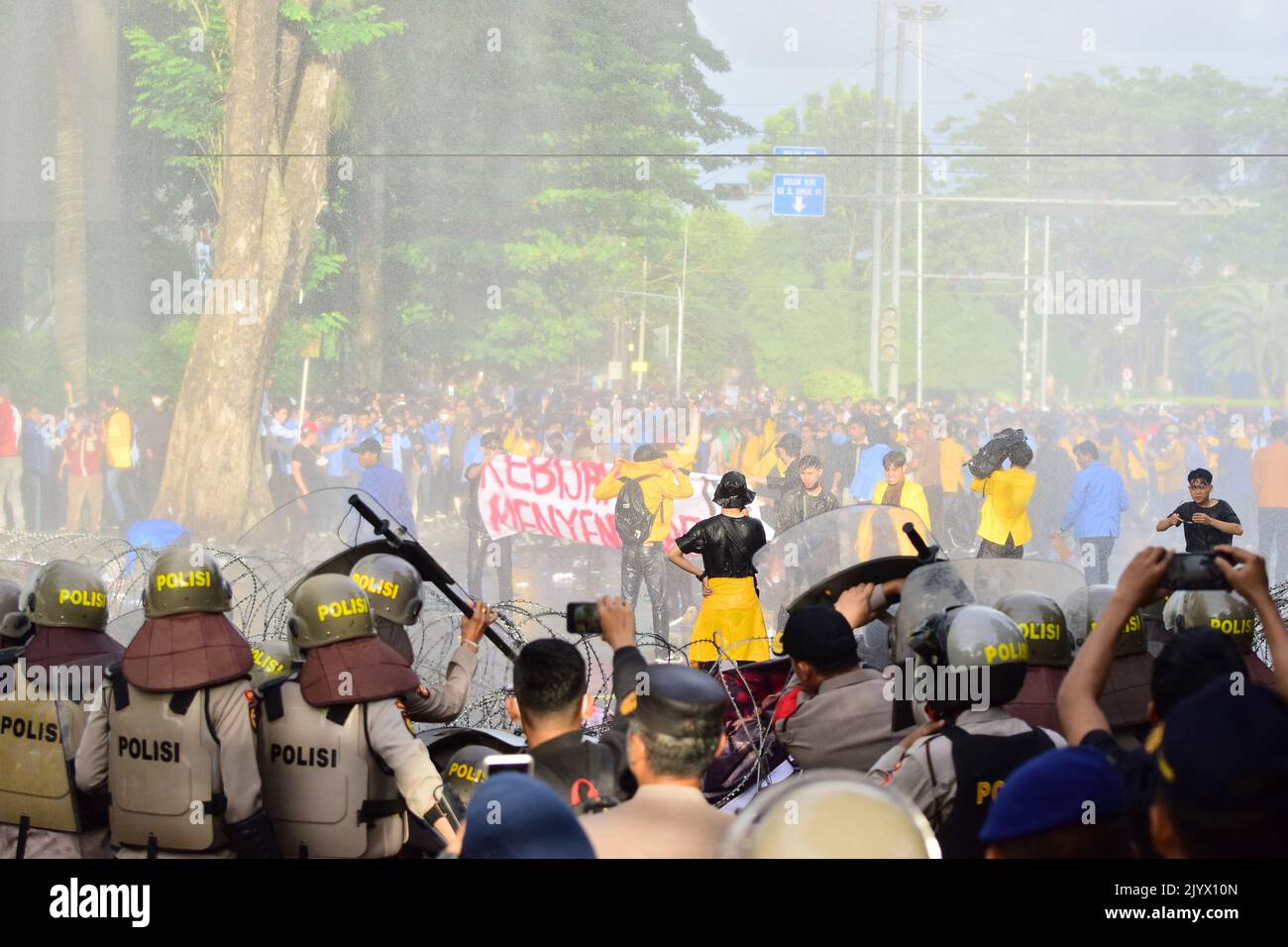 Palembang, Südsumatra, Indonesien. 8. September 2022. Die Alliance of Student Executive Boards (BEM) in ganz Südsumatra und in der Gemeinschaft protestierte gegen den Anstieg des Preises für subventioniertes Heizöl (BBM), als die weltweiten Ölpreise fielen. massa-Demonstrationen fanden vor dem Büro des Regionalhauses der Vertreter (DPRD) in der Provinz Sumatra Süd statt. Diese massive Demonstration wurde auch von 33 Provinzen in Indonesien durchgeführt. (Bild: © Muhammad Shahab/ZUMA Press Wire) Stockfoto