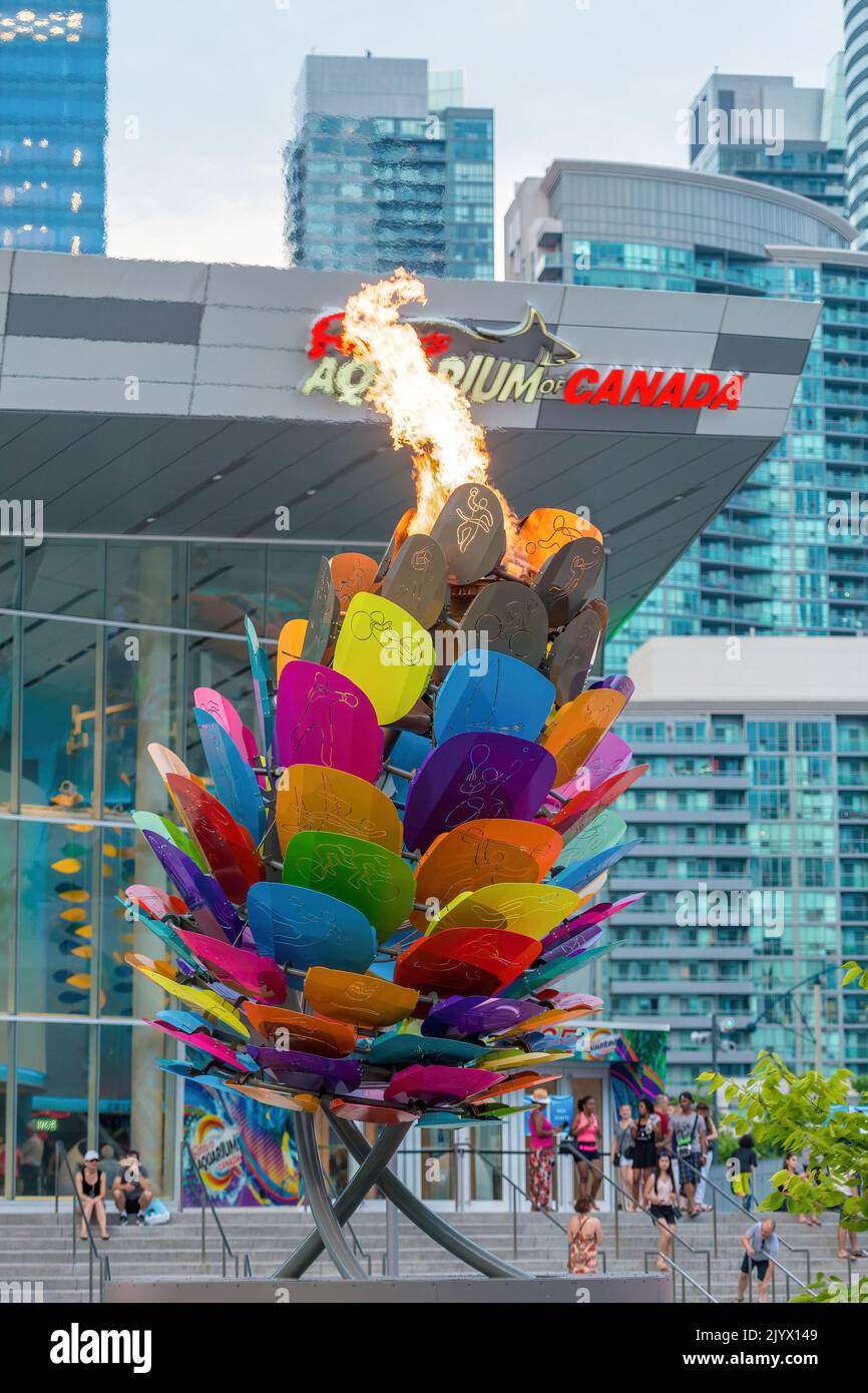 Panamerikanische Flamme im Kessel am Fuß des CN-Turms, Juli 2015 Stockfoto