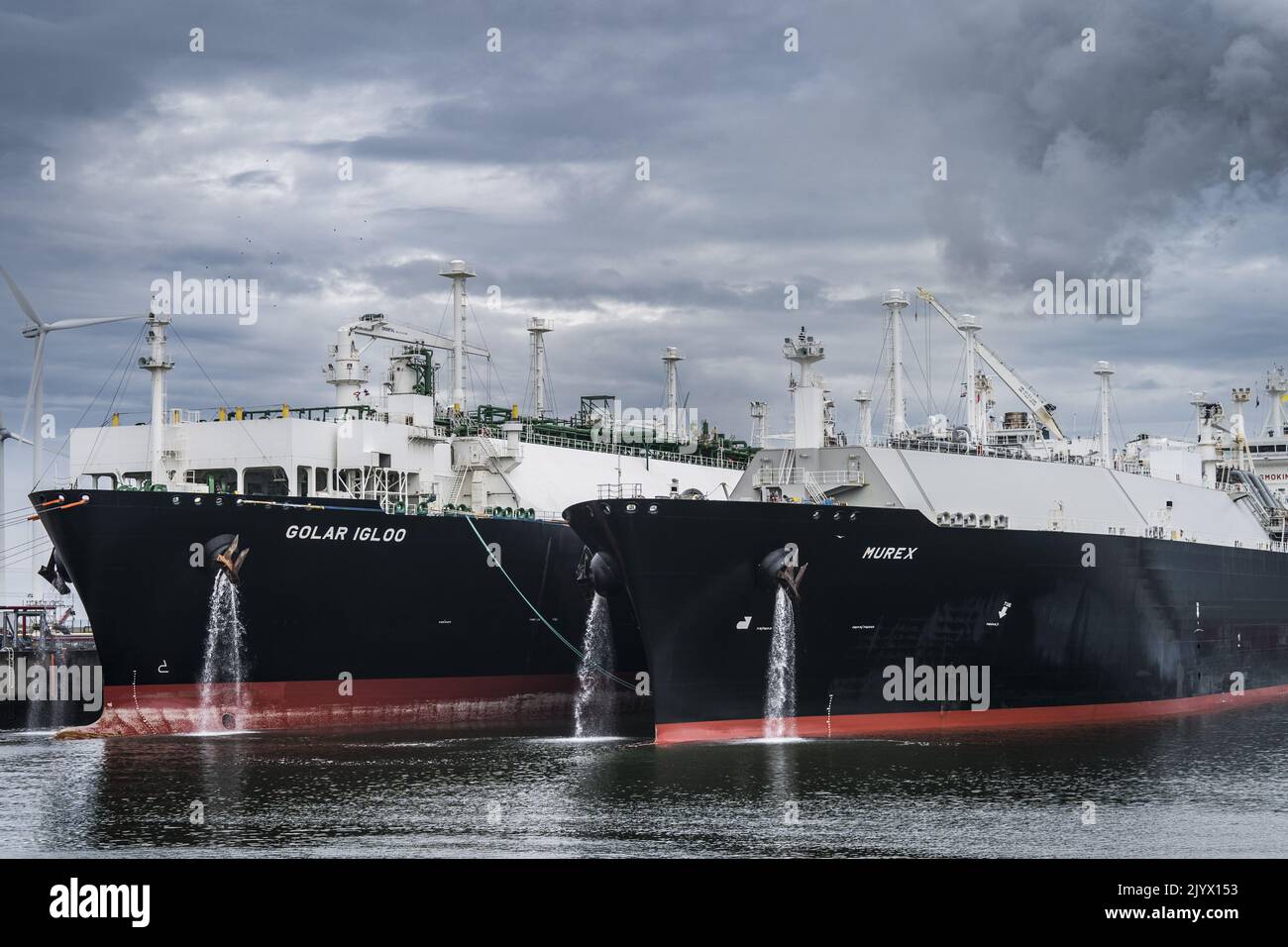 2022-09-08 17:44:02 EEMSHAVEN - zwei FSRUs (Floating Storage Regasification Unit) sind im Dock des neuen EemsEnergyTerminal. Um weniger vom russischen Gas abhängig zu sein, wird das Terminal verflüssigtes Erdgas in gasförmiges Erdgas umwandeln, nach dem es in das nationale Erdgasnetz eingespeist werden kann. ANP SIESE VEENSTRA niederlande Out - belgien Out Stockfoto