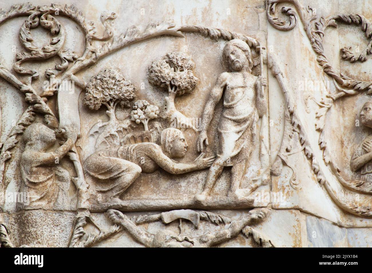 Noli me tangere (Maria Magdalena und Christus nach der Auferstehung) - Bas-Relief aus der 3. Säule - Fassade der Kathedrale von Orvieto - Umbrien - Italien Stockfoto