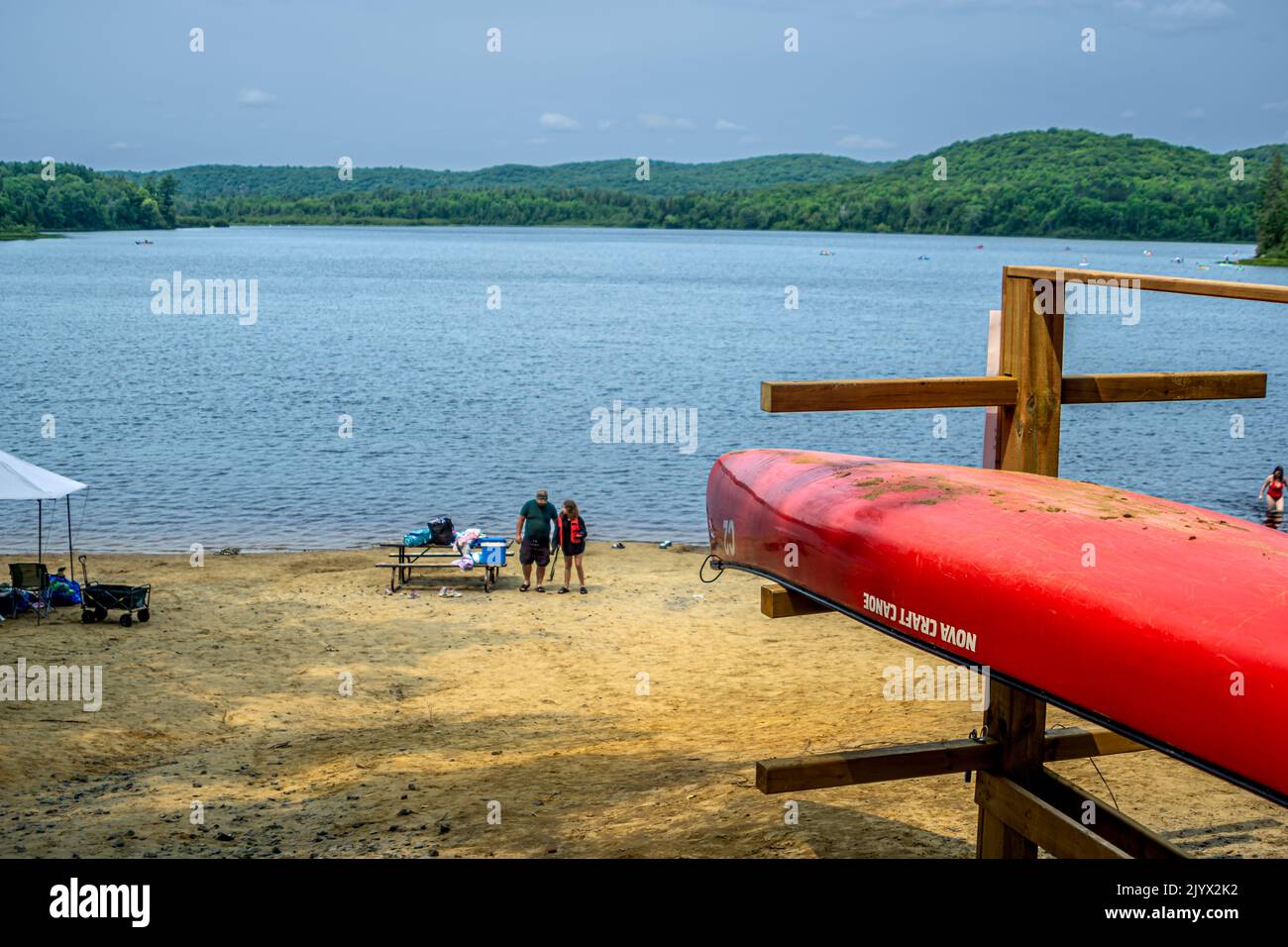 Huntsville, Ontario, Kanada, August 2021 - Picknick am Arrowhead See und Strand Stockfoto