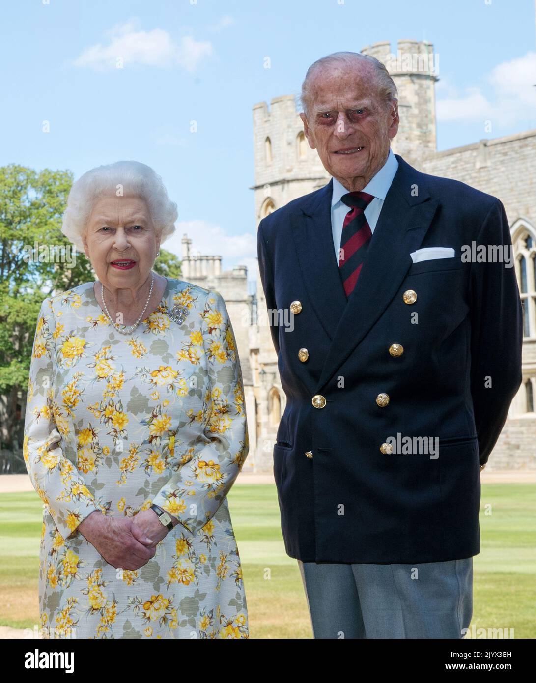 Datei-Foto vom 01/06/2020 von Königin Elizabeth II und dem Herzog von Edinburgh im Viereck von Windsor Castle vor seinem 99.. Geburtstag. Wie Buckingham Palace mitteilte, starb die Königin heute Nachmittag friedlich in Balmoral. Ausgabedatum: Donnerstag, 8. September 2022. Stockfoto