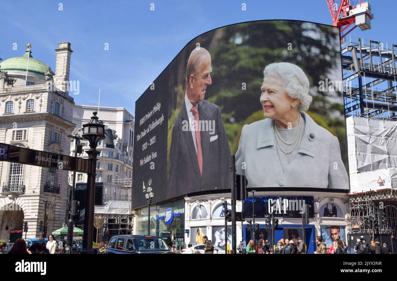 London, Großbritannien. April 2021. Prinz Philip Tribute auf den Leinwänden des Piccadilly Circus. Die Beerdigung des Herzogs von Edinburgh fand heute in Windsor statt. Stockfoto