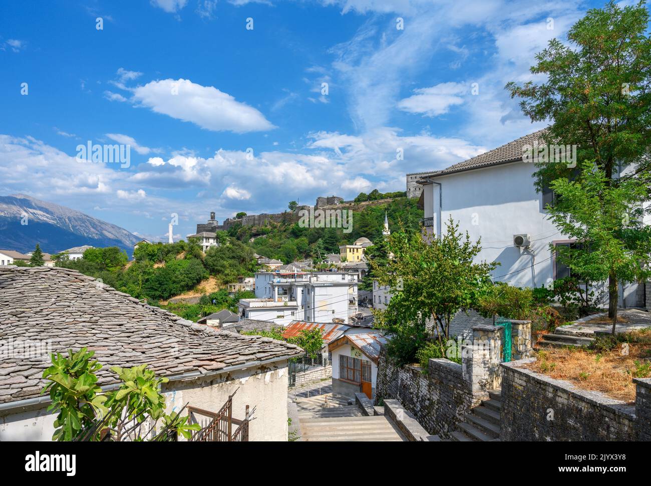 Blick über die Stadt mit Blick auf die Burg Gjirokastra, Gjirokastra (Gjirokaster), Albanien Stockfoto