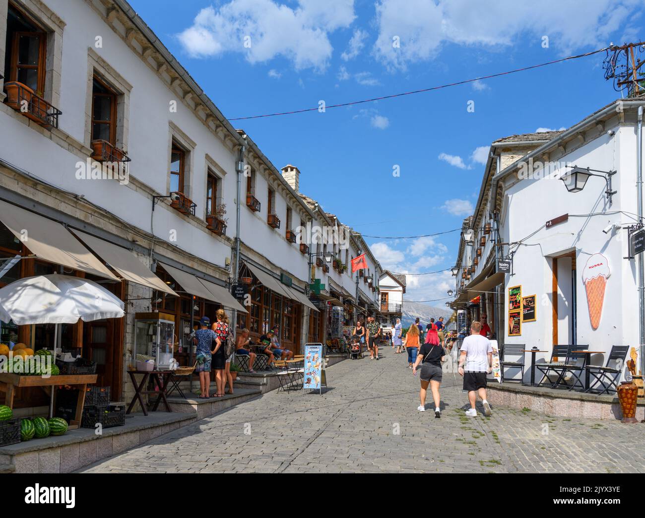 Gepflasterte Straße im historischen Stadtzentrum, Gjirokastra (Gjirokaster), Albanien Stockfoto