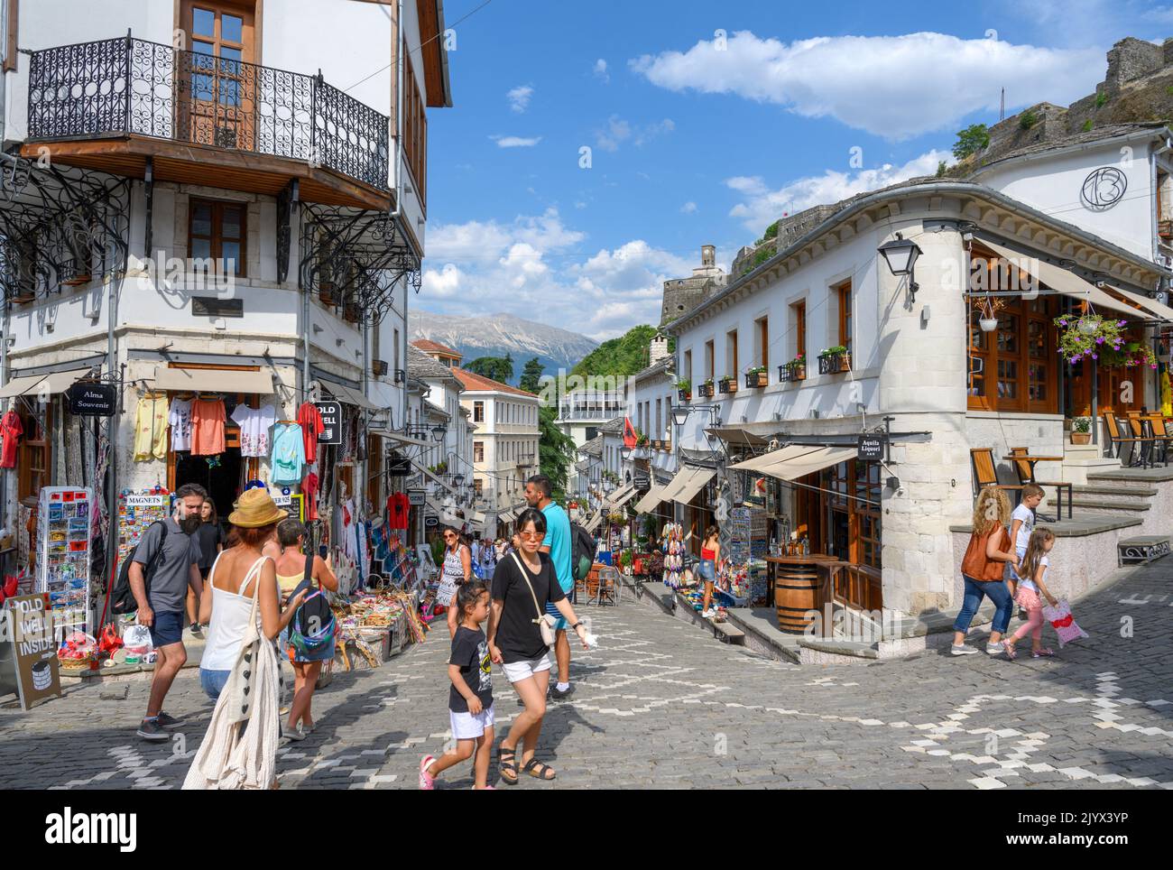 Gepflasterte Straße im historischen Stadtzentrum mit Blick auf die Burg Gjirokastra, Gjirokastra (Gjirokaster), Albanien Stockfoto