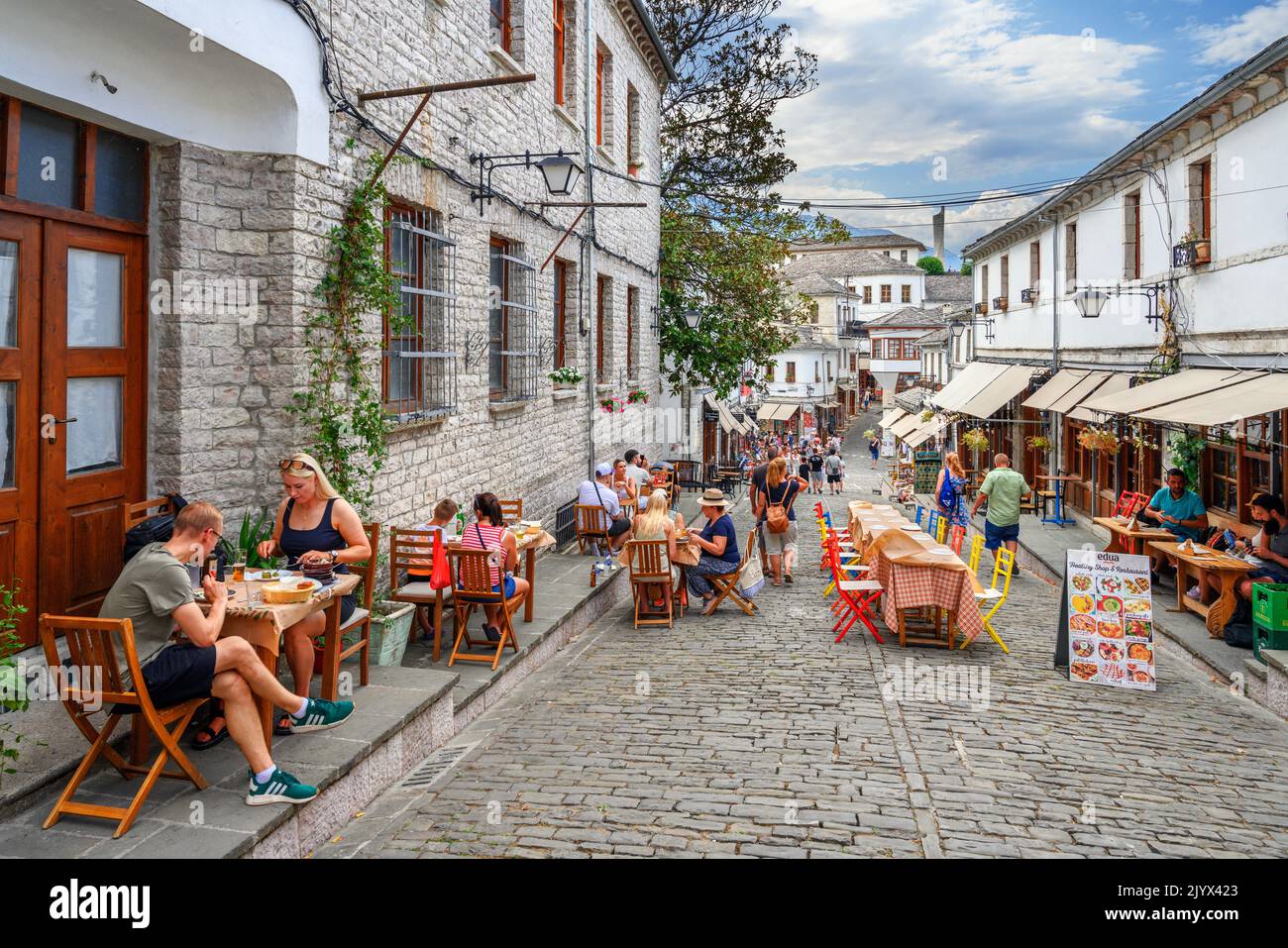 Restaurants in einer gepflasterten Straße im historischen Stadtzentrum, Gjirokastra (Gjirokaster), Albanien Stockfoto