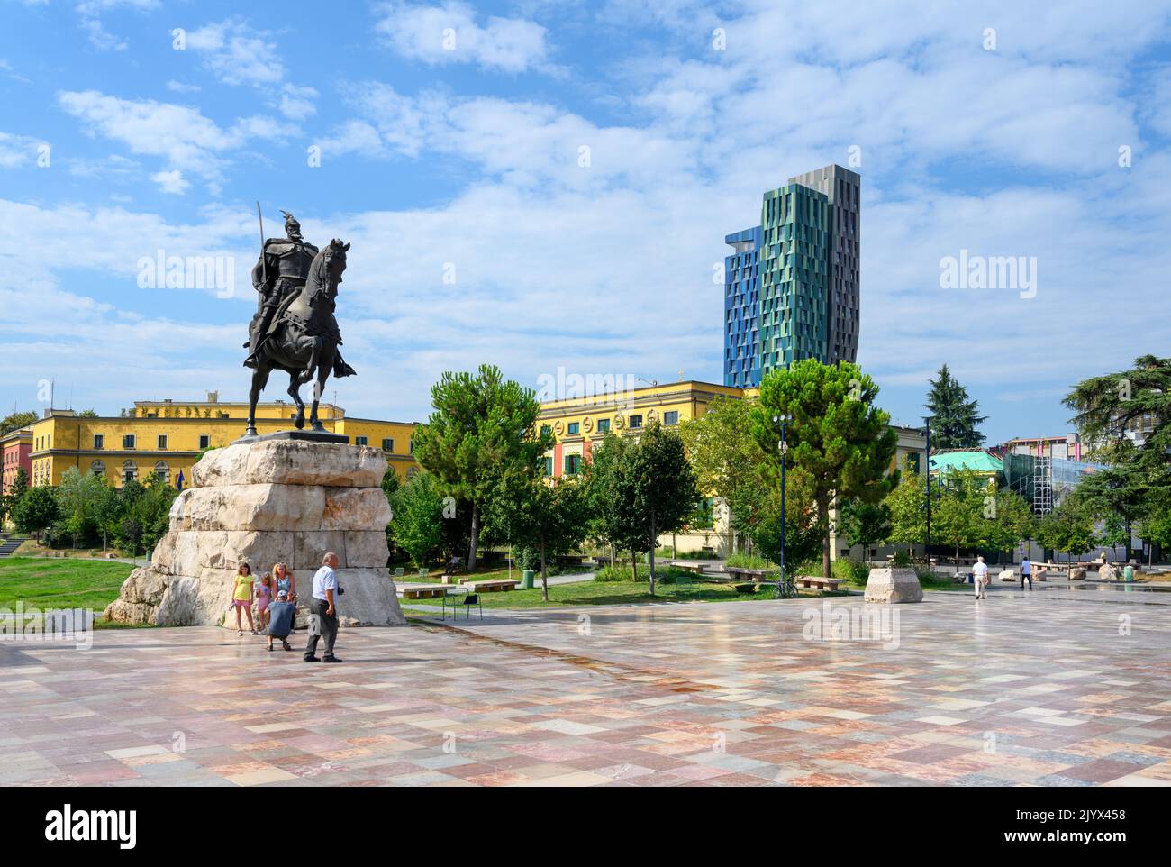 Das Skanderbeg-Denkmal und der 4-ever Green Tower, Skanderbeg-Platz (Sheshi Skënderbej), Tirana, Albanien Stockfoto