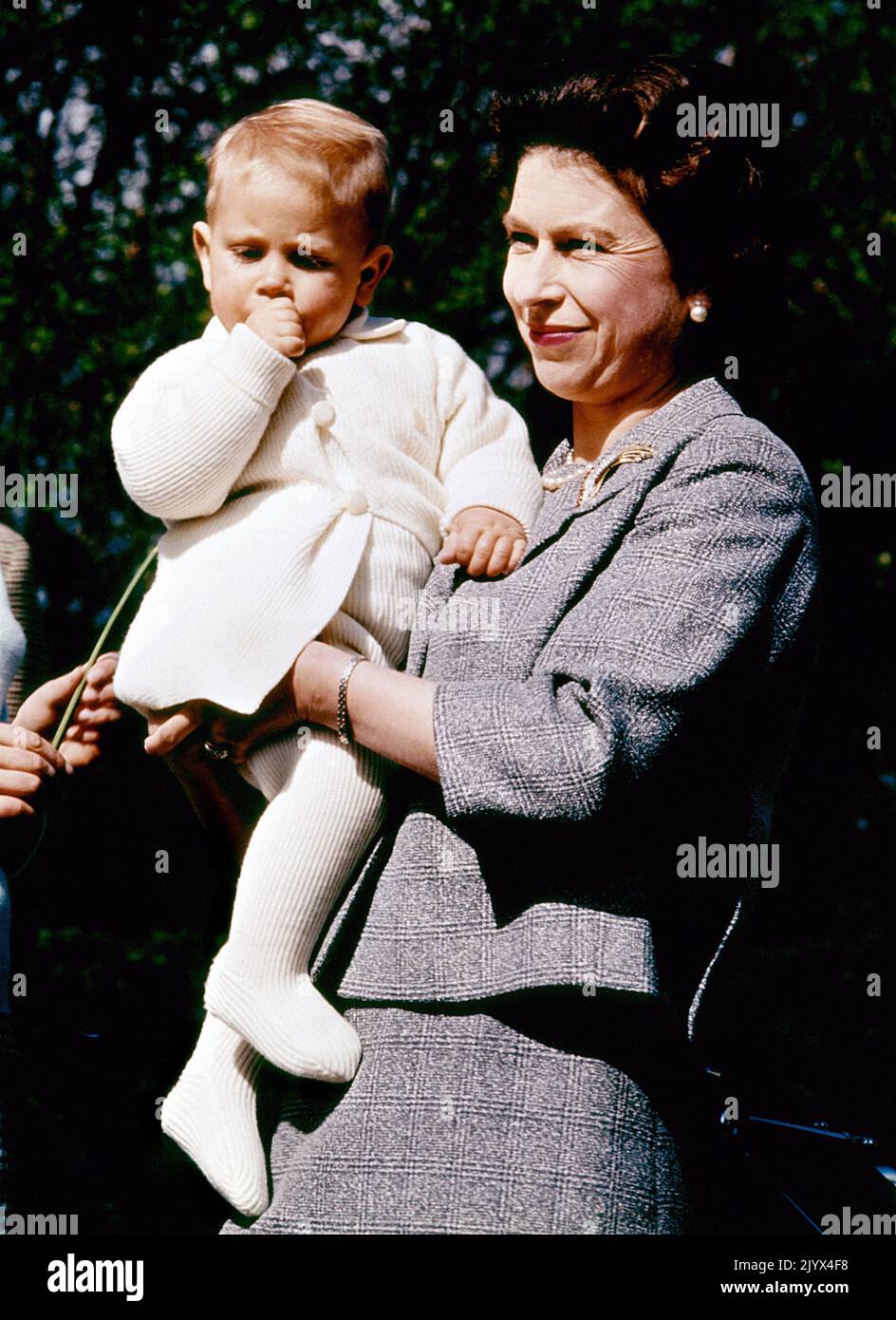 Aktenfoto vom 21/04/1965 von Königin Elizabeth II., die ihren Sohn Prinz Edward hält. Wie Buckingham Palace mitteilte, starb die Königin heute Nachmittag friedlich in Balmoral. Ausgabedatum: Donnerstag, 8. September 2022. Stockfoto