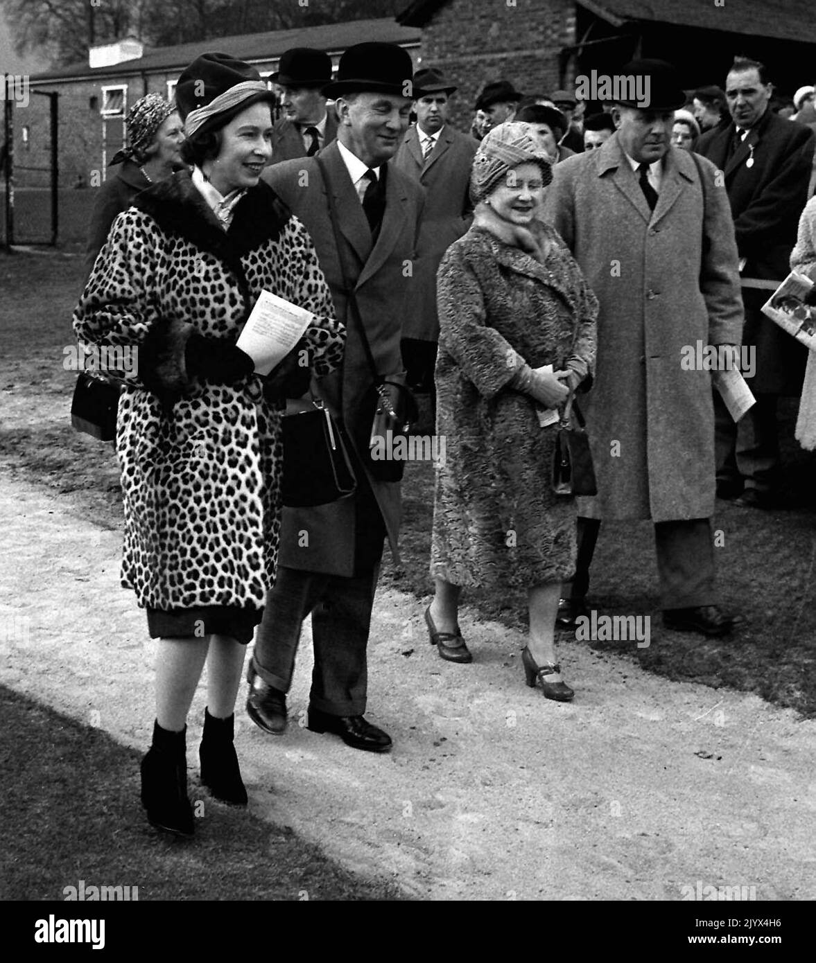 Datei-Foto vom 23/03/1962 von Königin Elizabeth II in einem Leopardenmantel beim Sandown Park Renntreffen. Wie Buckingham Palace mitteilte, starb die Königin heute Nachmittag friedlich in Balmoral. Ausgabedatum: Donnerstag, 8. September 2022. Stockfoto