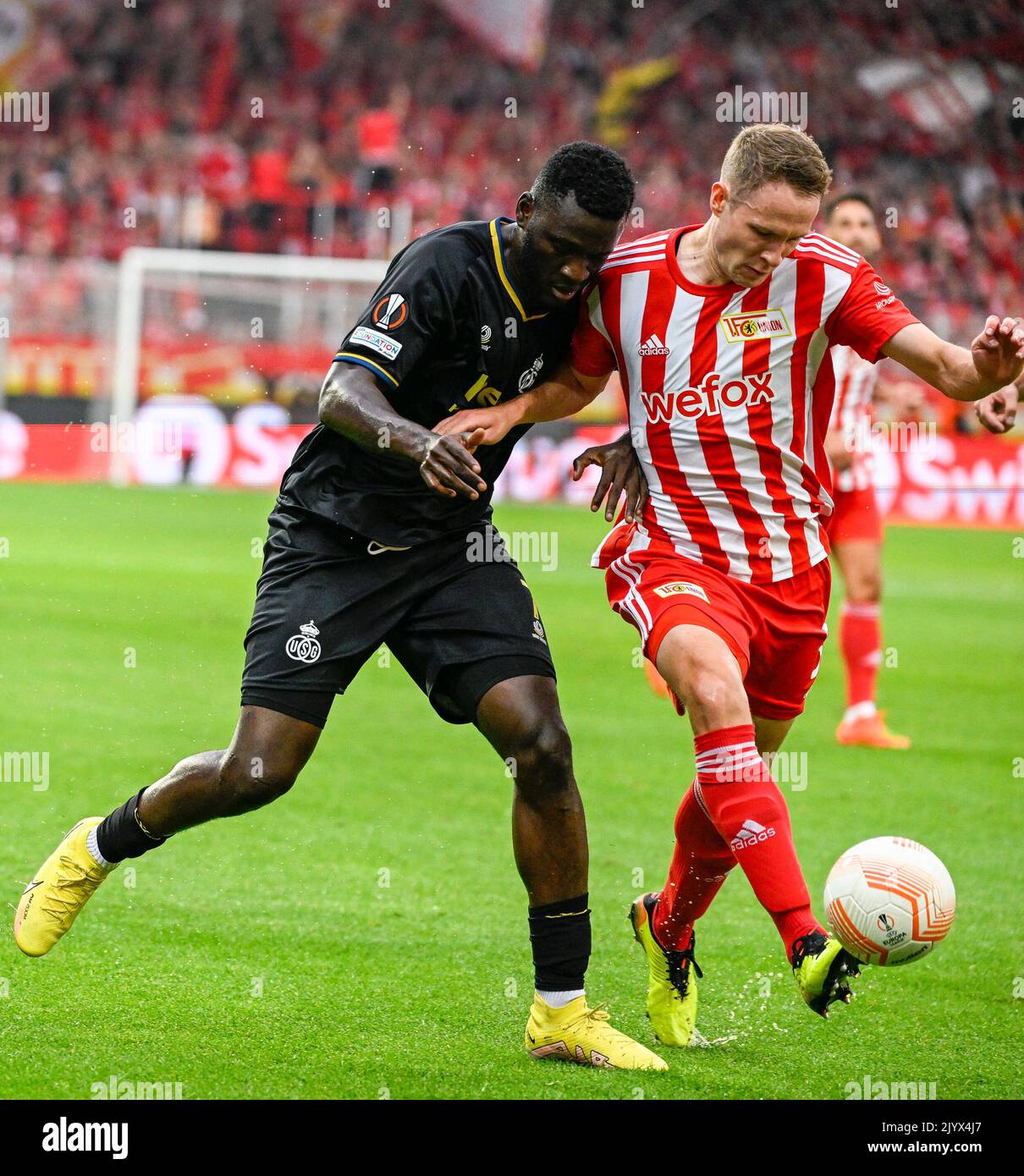 Victor Boniface der Union und Paul Jaeckel aus Berlin kämpfen während eines Spiels zwischen dem FC Union Berlin und dem belgischen Fußballteam Royale Union Saint-Gilloise am Donnerstag, dem 08. September 2022, in Berlin um den Ball, dem ersten von sechs Spielen in der Gruppenphase des UEFA Europa League-Wettbewerbs. BELGA FOTO LAURIE DIEFFEMBACQ Stockfoto