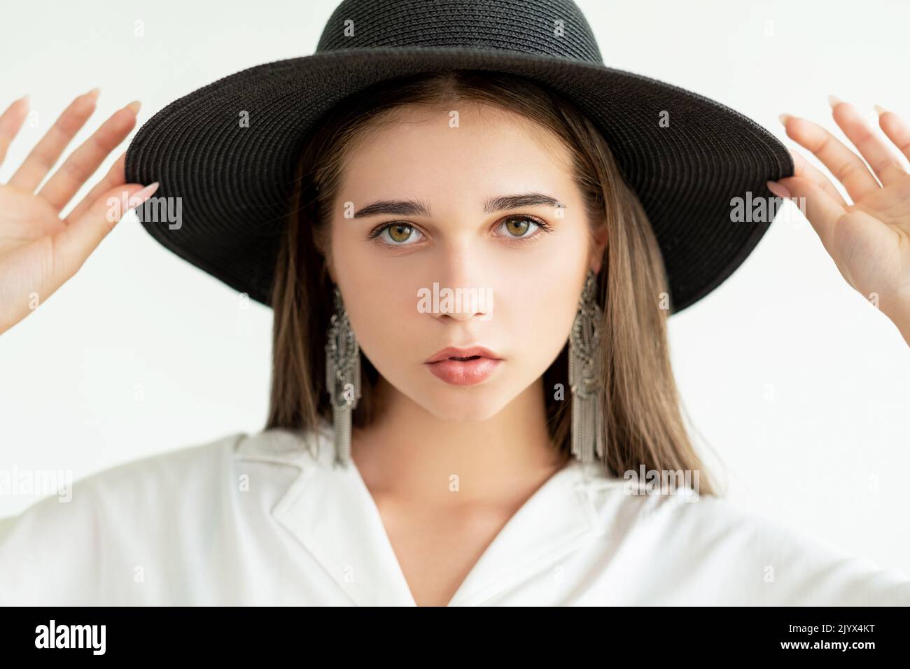 Trend Kopfbedeckung Mode Modell posiert elegante Frau Stockfoto