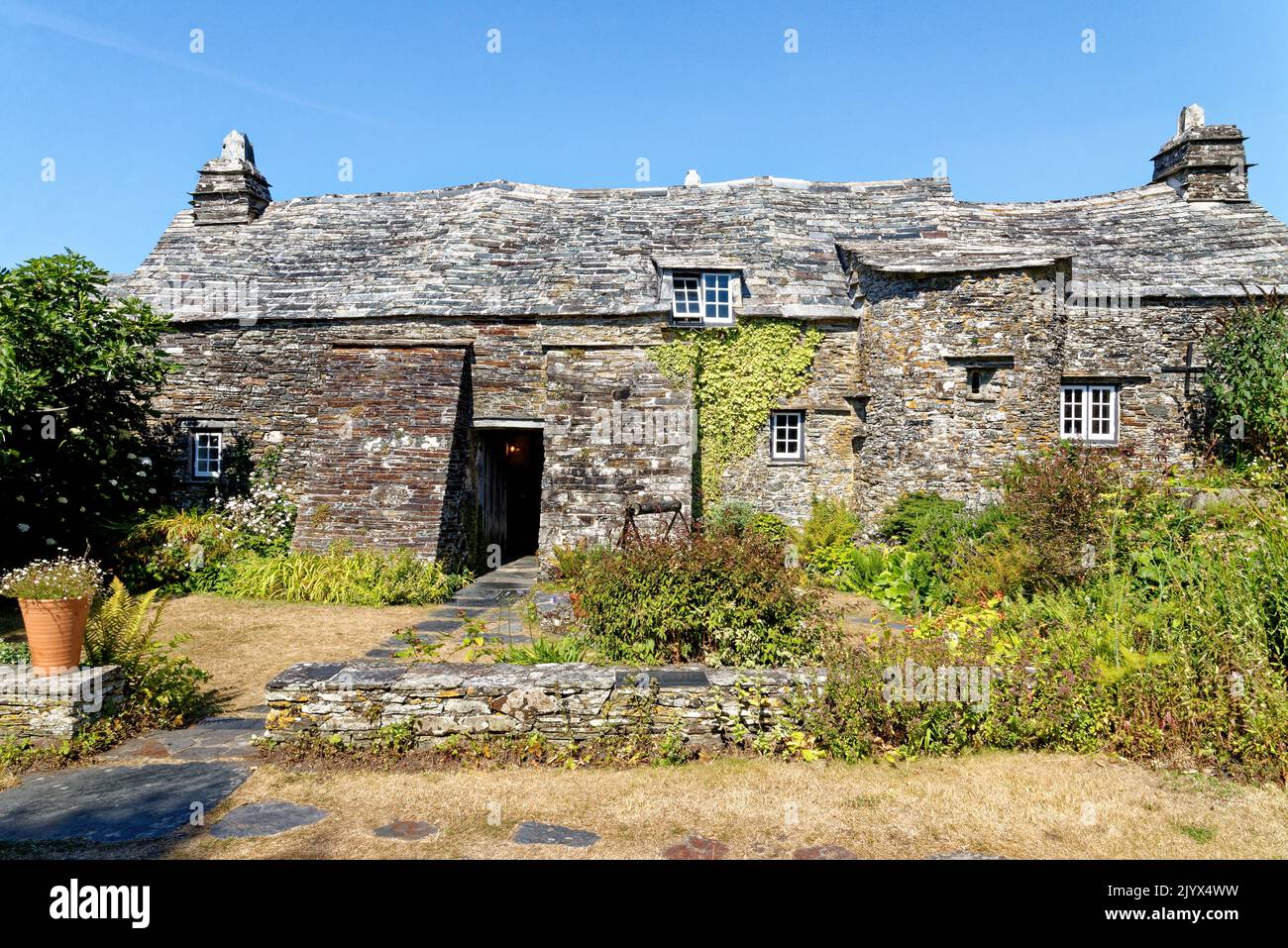 Vereinigtes Königreich, Südwestengland, Cornwall, Tintagel - das mittelalterliche Hall-House aus dem 14.. Jahrhundert - The Old Post Office. 12. vom August 2022 Stockfoto