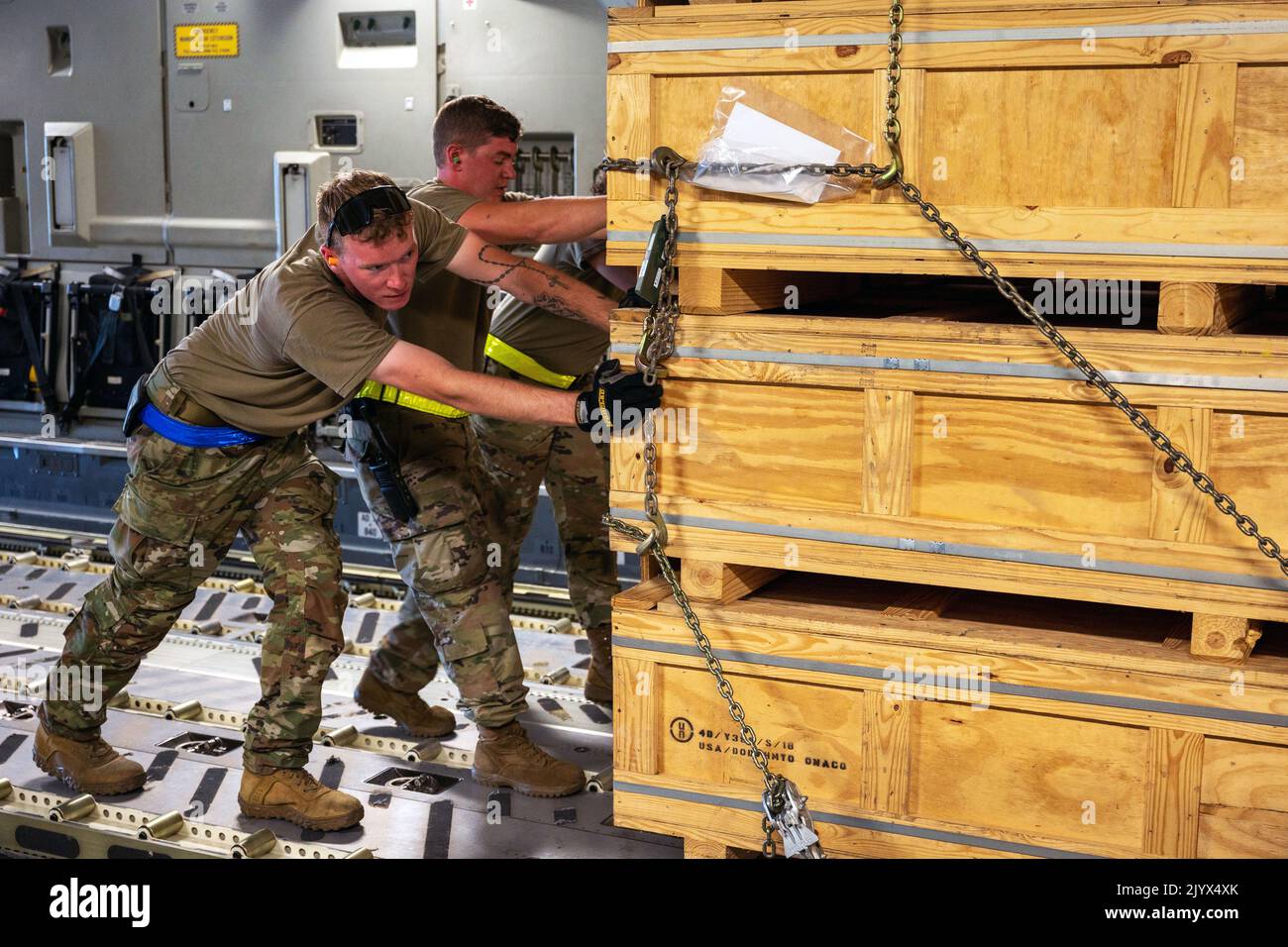 Dover AFB, Delaware, USA. 19. August 2022. Das Team Dover Airmen lädt während einer Sicherheitsmission auf dem Luftwaffenstützpunkt Dover, Delaware, am 19. August 2022, Waffenfracht nach Ukraine auf einen C-17 Globemaster III. Das Verteidigungsministerium stellt der Ukraine im Rahmen der Ukraine Security Assistance Initiative kritische Fähigkeiten zur Verfügung, um sich gegen die russische Aggression zu verteidigen. (USA Air Force Foto von Senior Airman Cydney Lee) Quelle: U.S. Air Force/ZUMA Press Wire Service/ZUMAPRESS.com/Alamy Live News Stockfoto