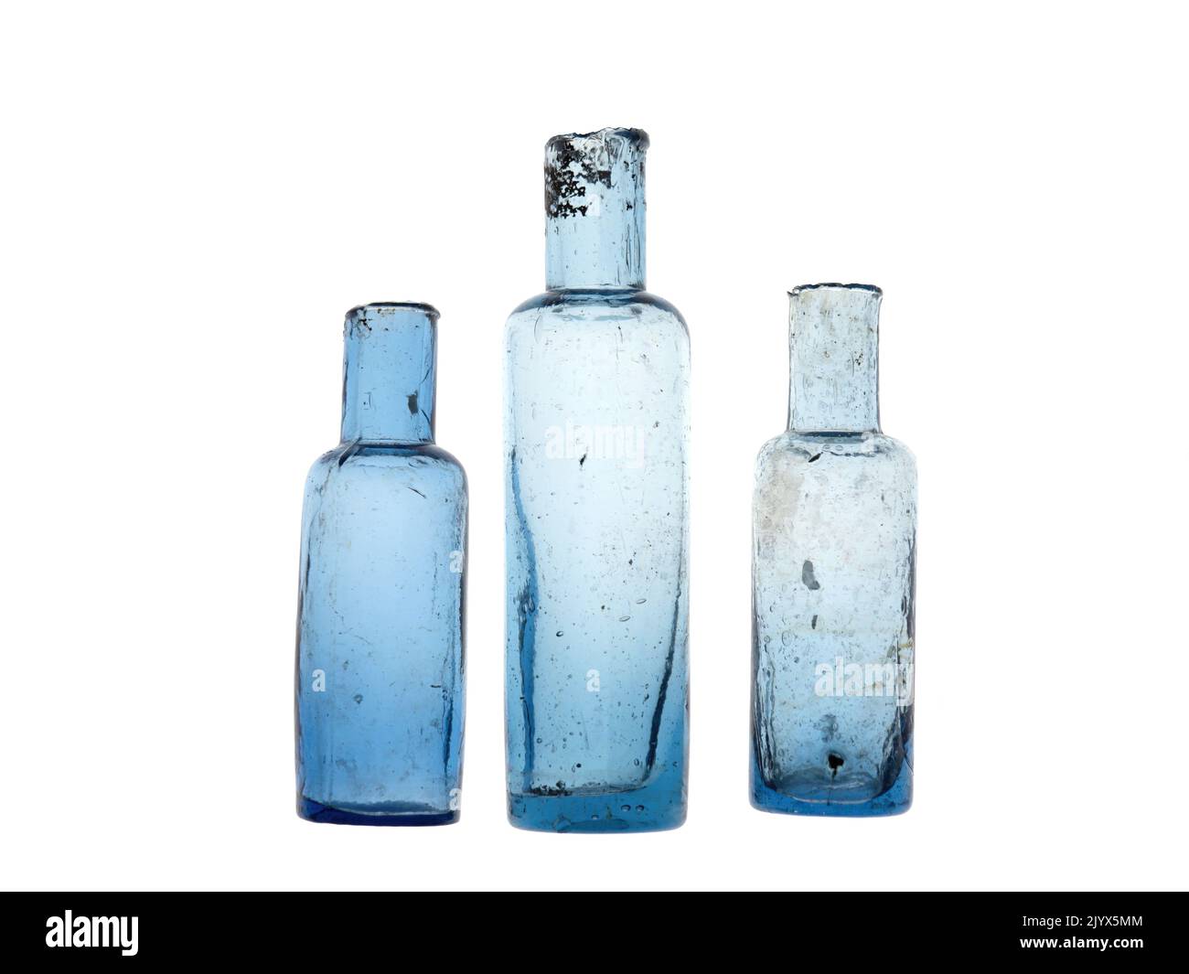 Alte Flaschen mit gescherten Lippen, handgeblasene Sammlerstücke, antik. Isoliert über Weiß. Stockfoto