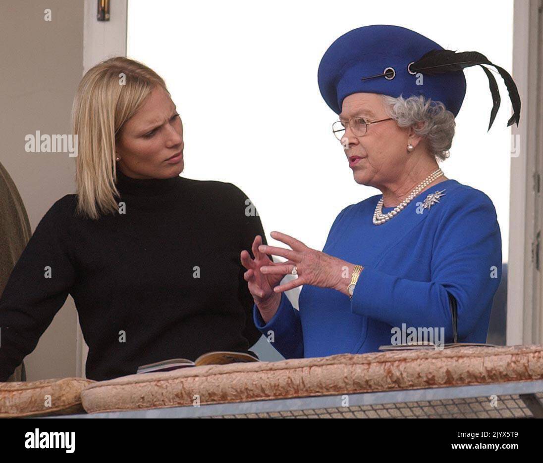 Datei-Foto vom 13/03/2003 von Zara Phillips mit ihrer Großmutter Königin Elizabeth II beobachten das Rennen in Cheltenham. Wie Buckingham Palace mitteilte, starb die Königin heute Nachmittag friedlich in Balmoral. Ausgabedatum: Donnerstag, 8. September 2022. Stockfoto