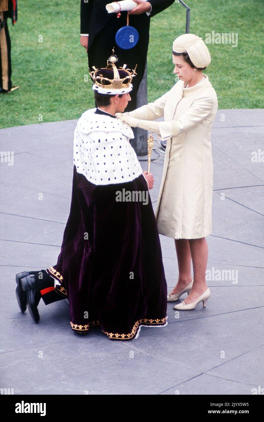 Datei-Foto vom 01/07/1969 von Königin Elizabeth II., die das Gewand von Prinz Charles während seiner Investitur als Prinz von Wales in Caernarfon Castle anpasst. Wie Buckingham Palace mitteilte, starb die Königin heute Nachmittag friedlich in Balmoral. Ausgabedatum: Donnerstag, 8. September 2022. Stockfoto