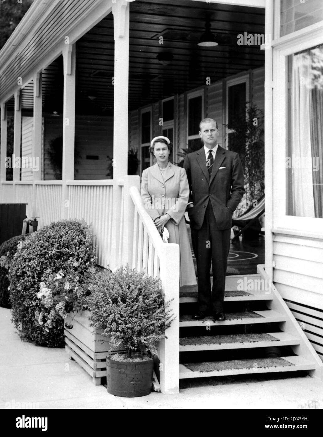 Datei-Foto vom 12/03/1954 von Queen Elizabeth II und dem Herzog von Edinburgh auf den Stufen der Veranda im O'Shannassy Chalet, Warburton, wo sie während ihrer Australienreise ein Wochenende voller Privatsphäre genossen. Wie Buckingham Palace mitteilte, starb die Königin heute Nachmittag friedlich in Balmoral. Ausgabedatum: Donnerstag, 8. September 2022. Stockfoto