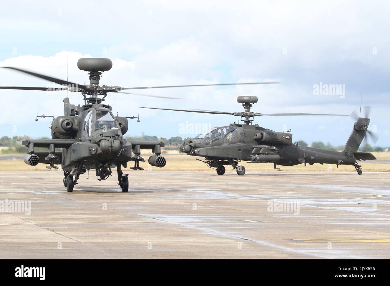 Army Air Corps Apache AH1 greift Hubschrauber an, die auf dem Flugplatz Wattisham parken. Stockfoto